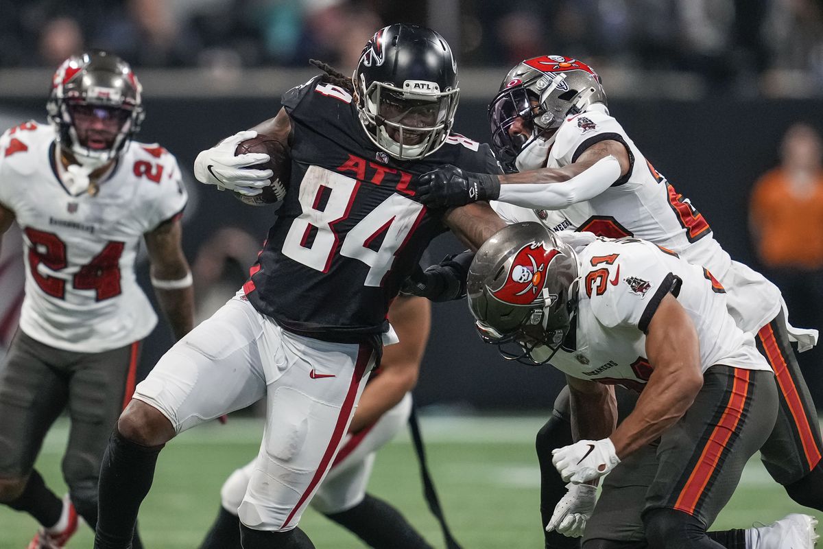 Atlanta Falcons running back Cordarrelle Patterson (84) runs against Tampa Bay Buccaneers cornerback Sean Murphy-Bunting (23) and running back Darwin Thompson (34) during the second half at Mercedes-Benz Stadium.