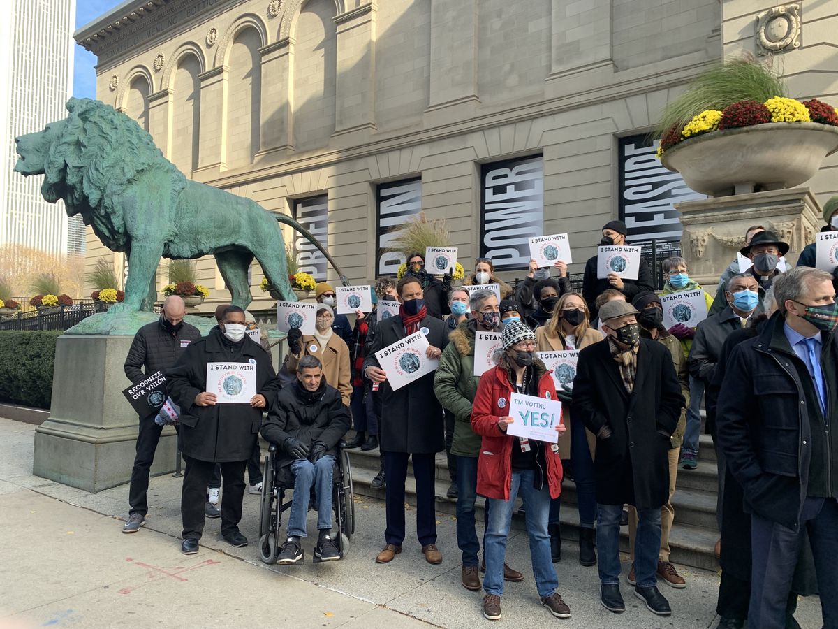 Museum workers and politicians urged museum management to remain neutral as a union vote approaches.  Stand on the steps of the Museum Art Institute Chicago