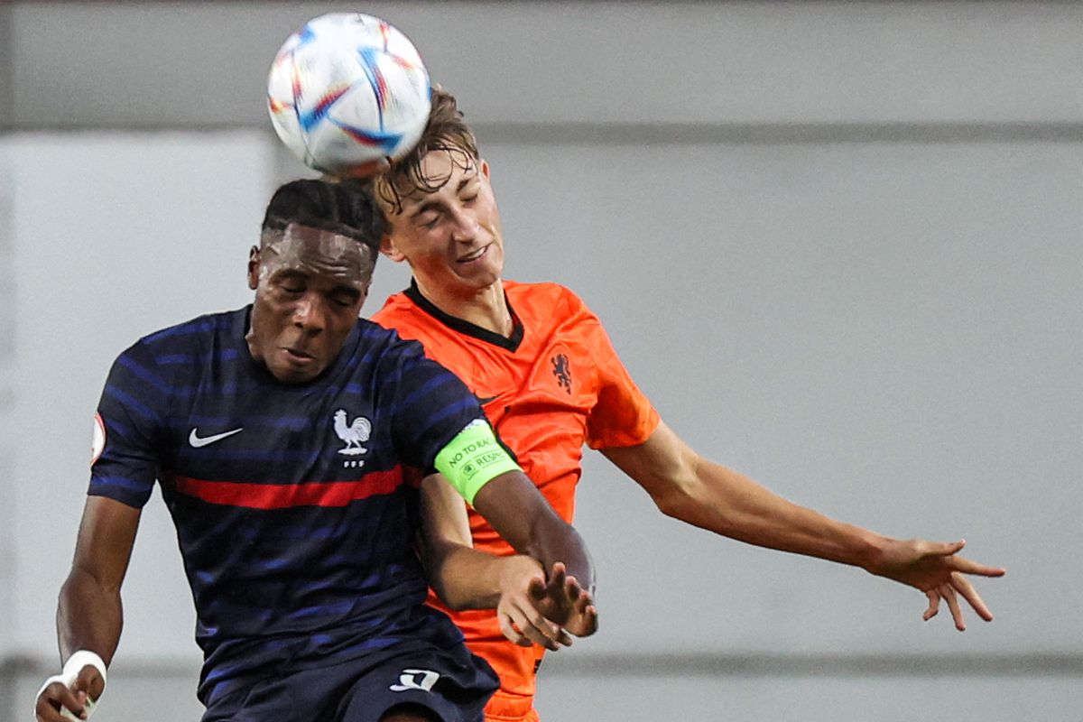Mathys Tel in an aerial duel for the ball against Netherlands defender Dean Huijsen on June 1st, 2022, in the U17 European Championships in Israel