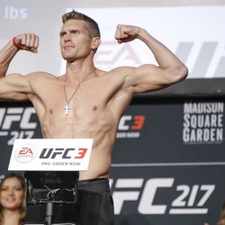 Stephen Thomposon poses at UFC 217 weigh-ins.