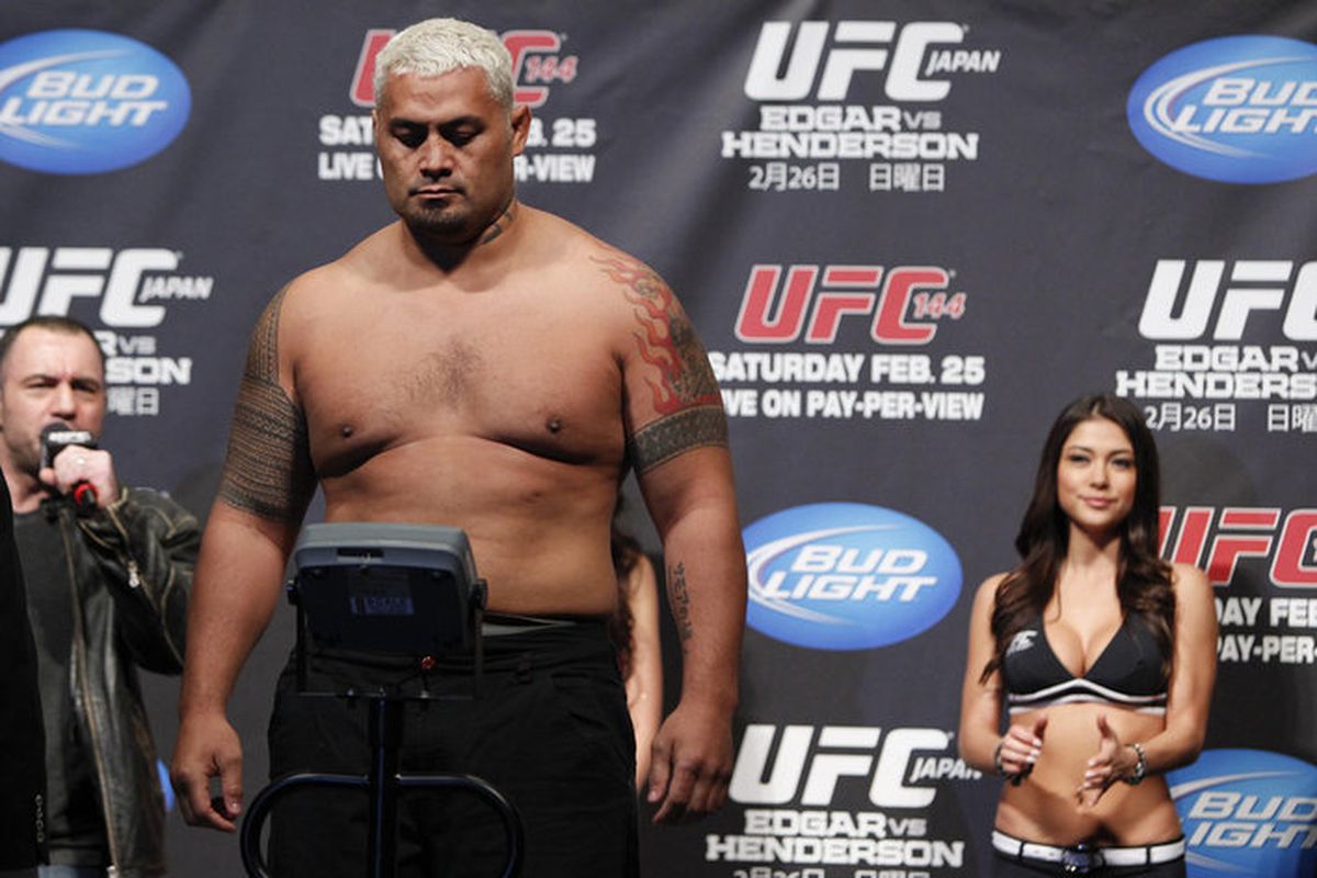 Mark Hunt weighs in at UFC 144