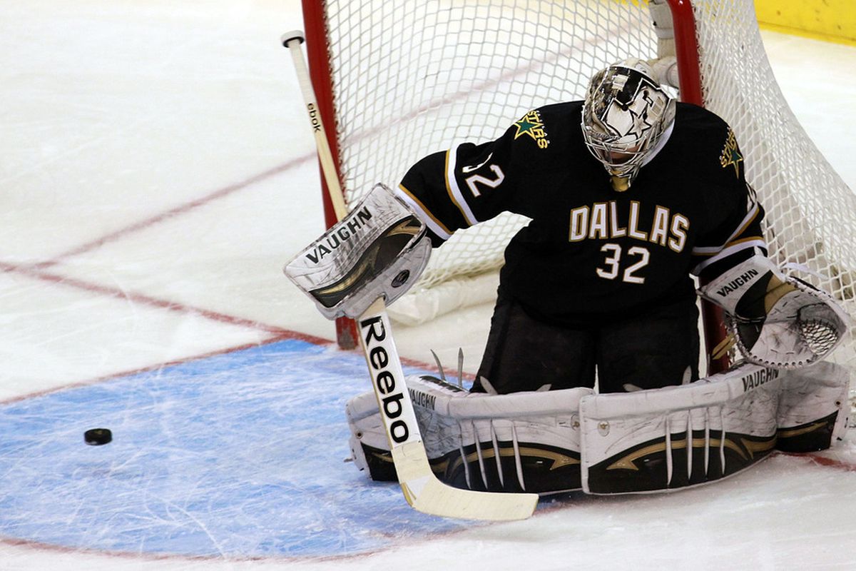 DALLAS, TX - FEBRUARY 29:  Kari Lehtonen #32 of the Dallas Stars makes a save against the Pittsburgh Penguins at American Airlines Center on February 29, 2012 in Dallas, Texas.  (Photo by Ronald Martinez/Getty Images)