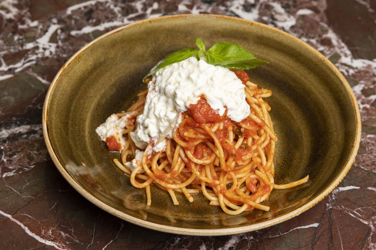 A plate of spaghetti with marinara.