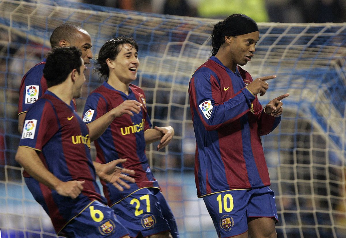 Barcelona's Brazilian Ronaldinho (R) cel