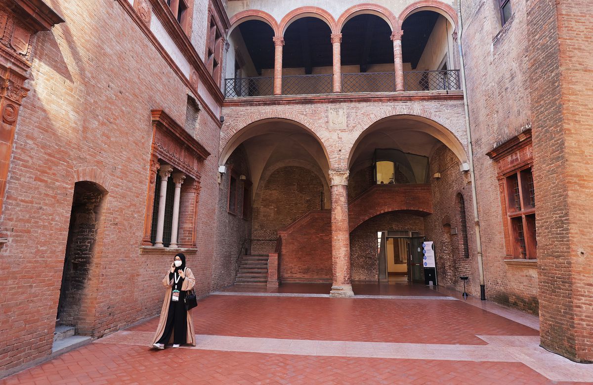 Un participant traverse le Palazzo Re Enzo lors du Forum interreligieux du G20 à Bologne, en Italie, le lundi 13 septembre 2021.