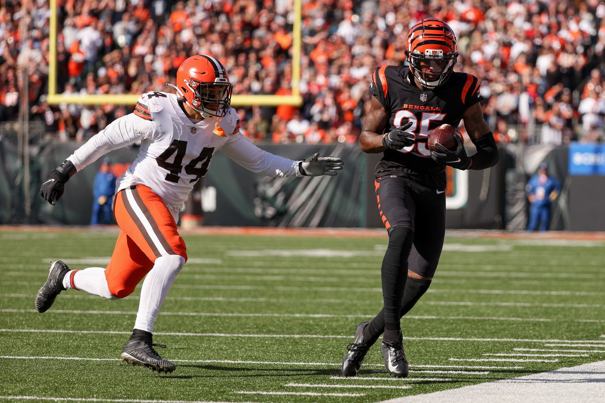 Tee Higgins #85 of the Cincinnati Bengals makes a catch while being guarded by Sione Takitaki #44 of the Cleveland Browns in the first quarter at Paul Brown Stadium on November 07, 2021 in Cincinnati, Ohio.