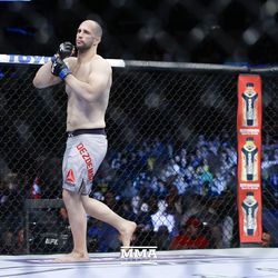 Volkan Oezdemir gets ready for his UFC 220 fight.