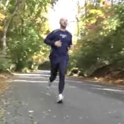 Joe Bastianich running. (photo: <a href="http://www.nytimes.com/2008/10/28/sports/othersports/28runner.html?_r=1&oref=slogin" rel="nofollow">NYT</a>) 