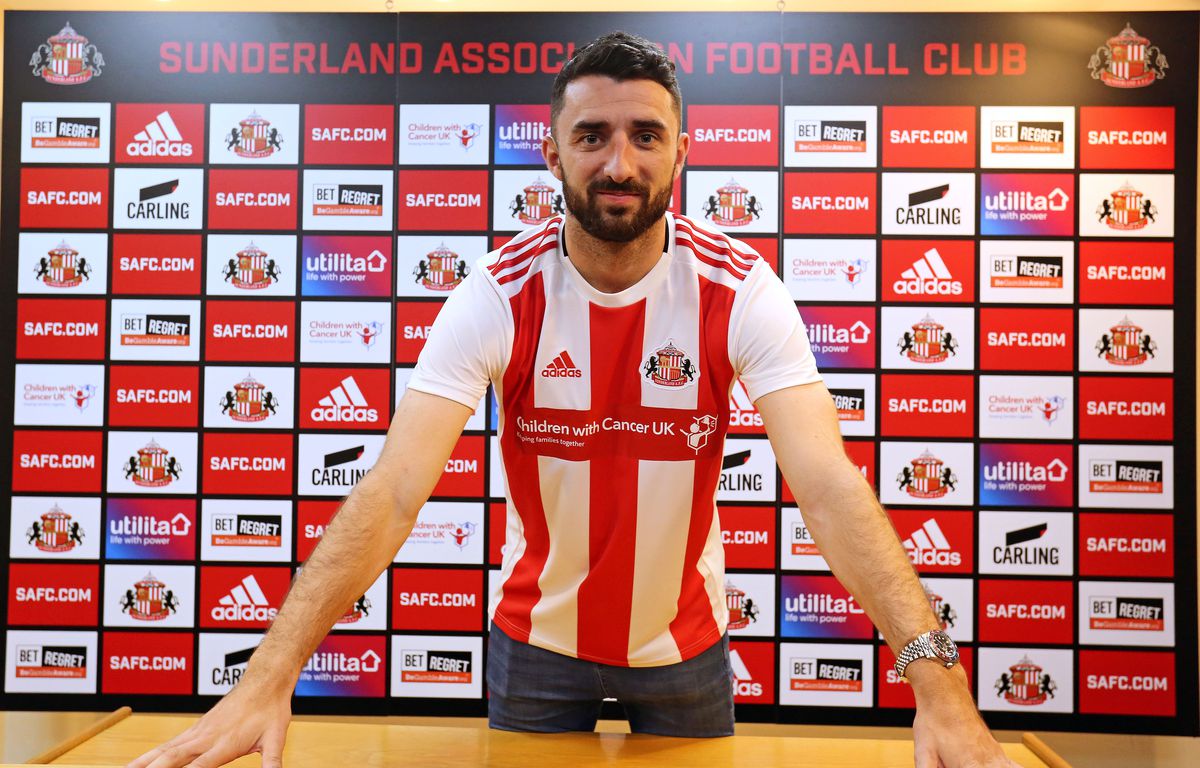 Sunderland Unveil New Signing Conor McLaughlin