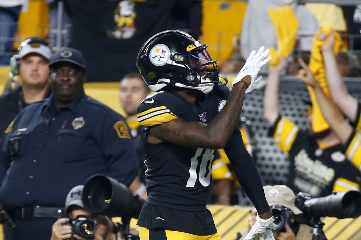 Diontae Johnson of the Pittsburgh Steelers celebrates after catching a 43 yard touchdown pass in the third quarter against the Cincinnati Bengals on September 30, 2019 at Heinz Field in Pittsburgh, Pennsylvania.