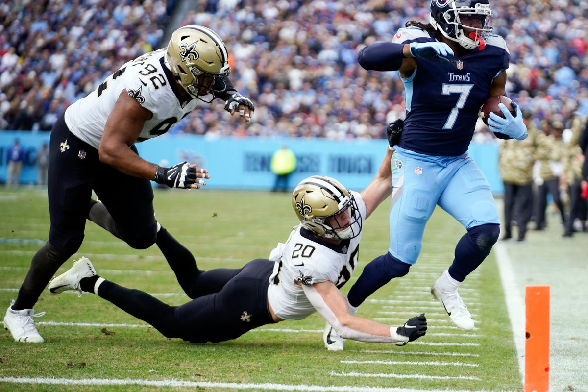 Tennessee Titans running back D’Onta Foreman (7) gets chased out of bounds just shy of the end zone during the second quarter at Nissan Stadium&nbsp;