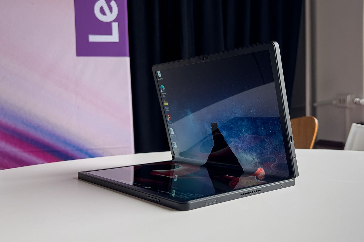 ThinkPad X1 Fold sa otvára v ľavom rohu notebooku.  Obrazovka zobrazuje pastoračnú nočnú scénu.