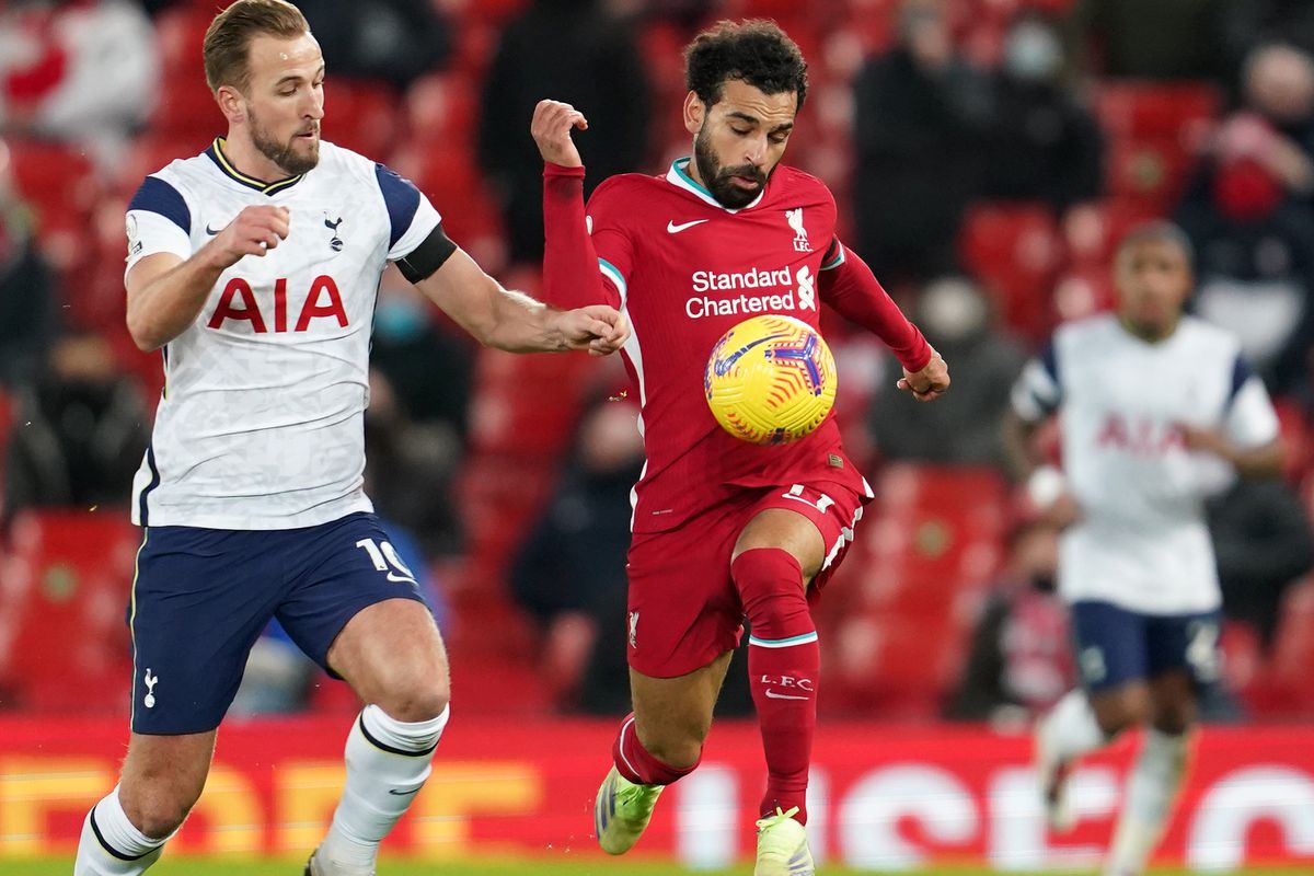 Harry Kane vies for the ball with Mohamed Salah - Liverpool vs Tottenham - Premier League