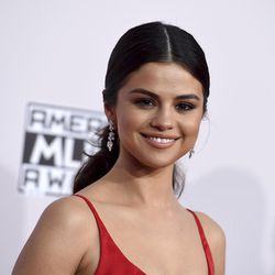 Selena Gomez arrives at the American Music Awards at the Microsoft Theater on Sunday, Nov. 20, 2016, in Los Angeles.