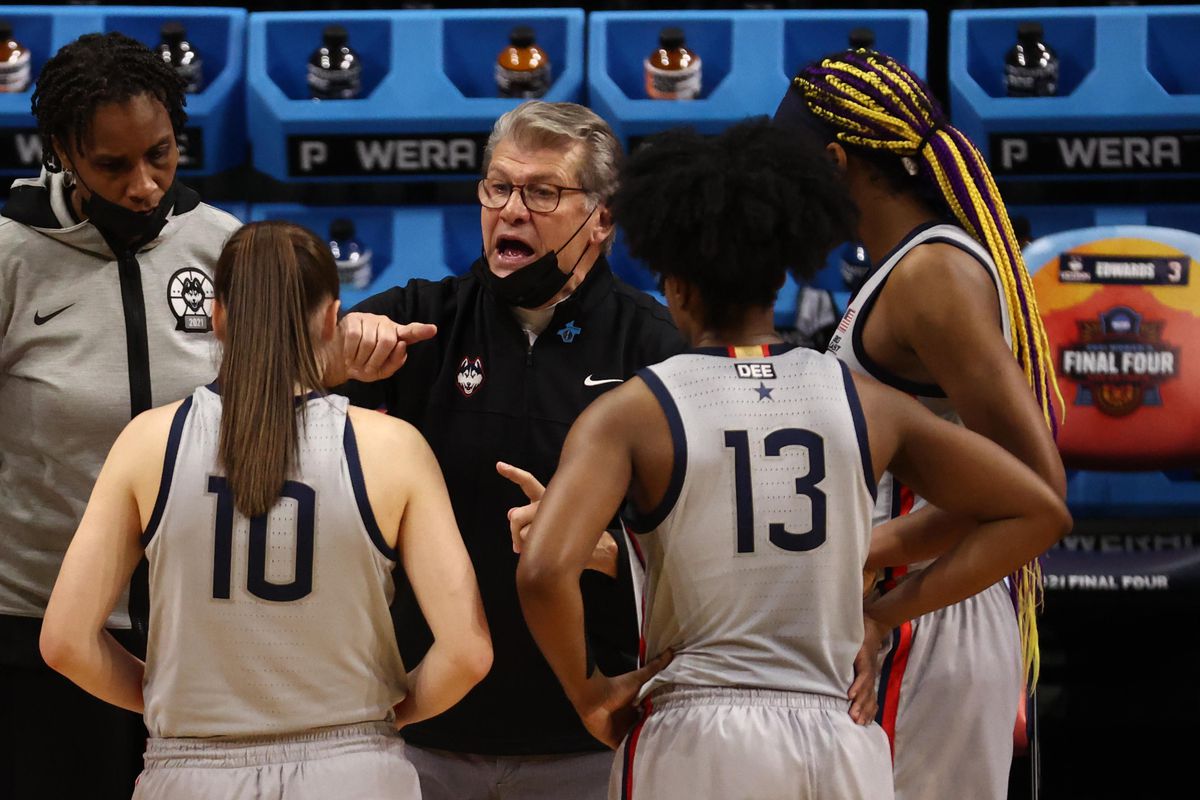 NCAA妇女篮球：康涅狄格州的最后四个半亚利桑那州
