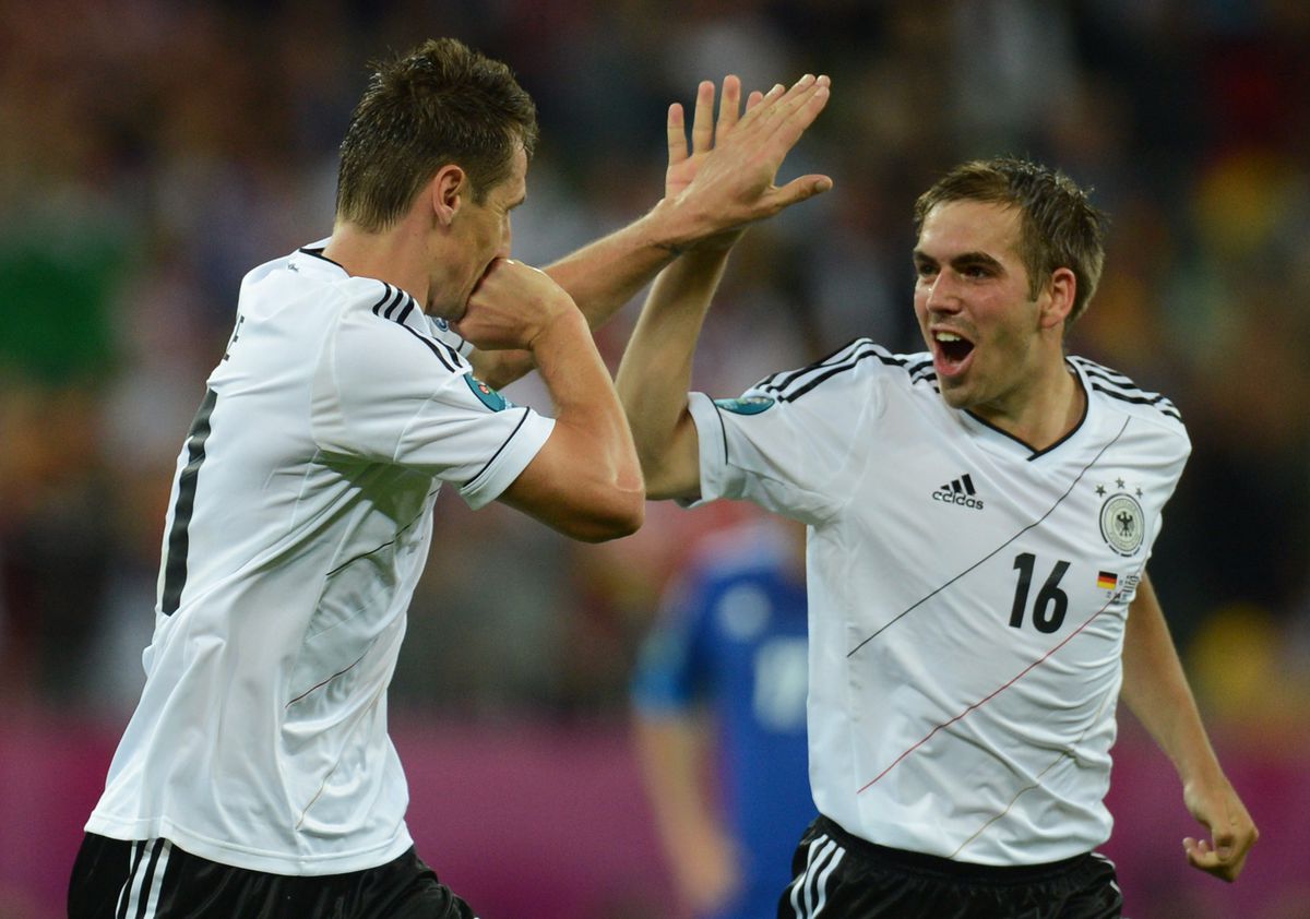El delantero alemán Miroslav Klose (izquierda) celebra
