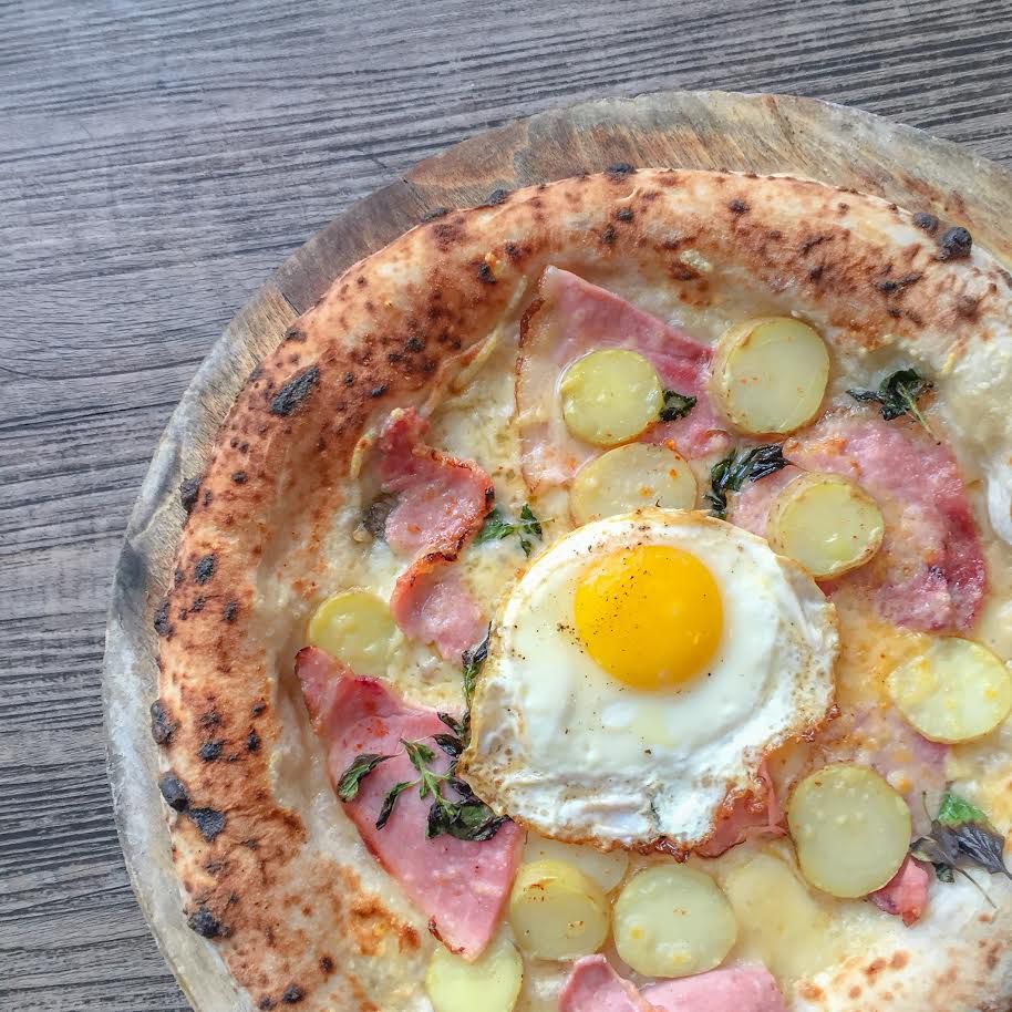 Posto ham and egg pizza