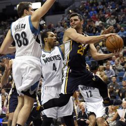 Utah Jazz’s Raul Neto (25), of Brazil, tries to pass away from Minnesota Timberwolves’ Nemanja Bjelica (88), of Serbia, and Greg Smith (4) during the second quarter of an NBA basketball game on Saturday, March 26, 2016, in Minneapolis. (AP Photo/Hannah Foslien)