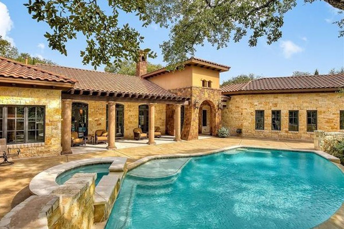 Very large panish-style house/back patio with pool