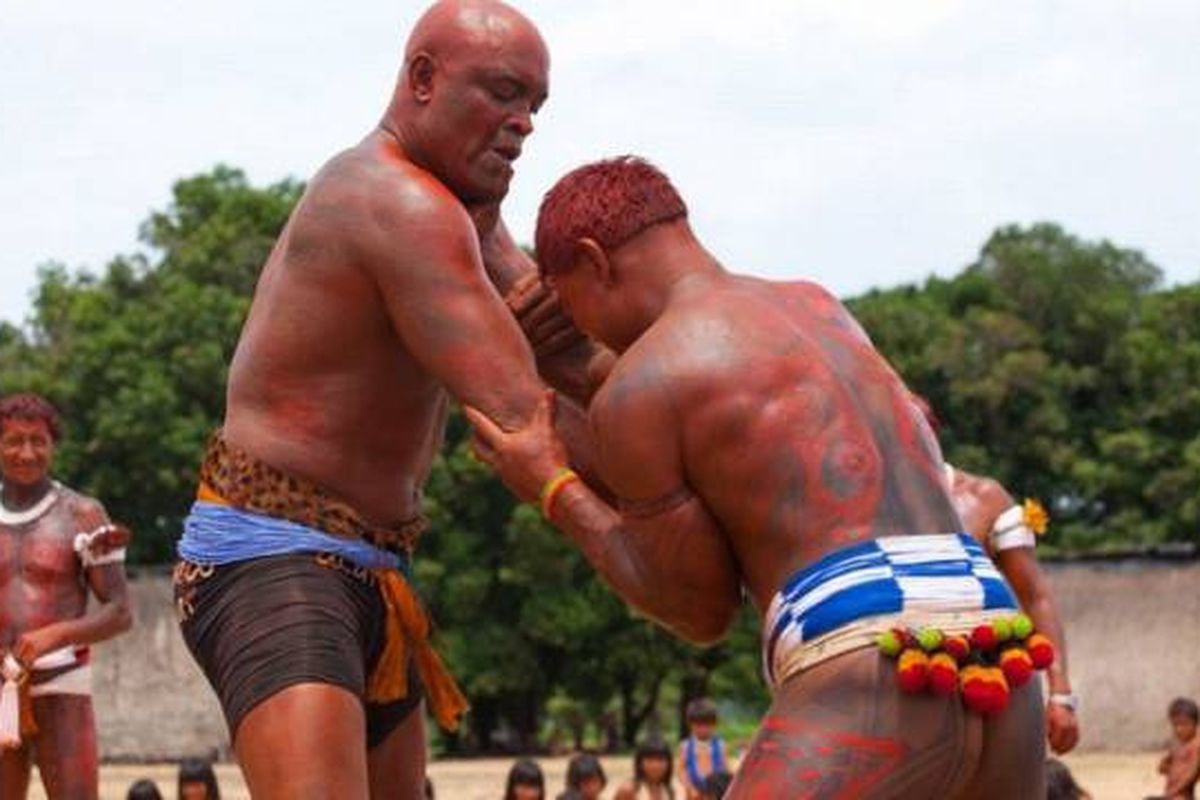 Photo by Luis Maximiano for Revista Trip via <a href="http://www.sherdog.com/news/news/Anderson-Silva-Visits-Wrestles-with-Amazonian-Tribe-40113" target="new">Sherdog.com</a>.