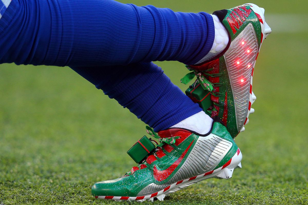 Odell Beckham warms up with light-up Christmas cleats on
