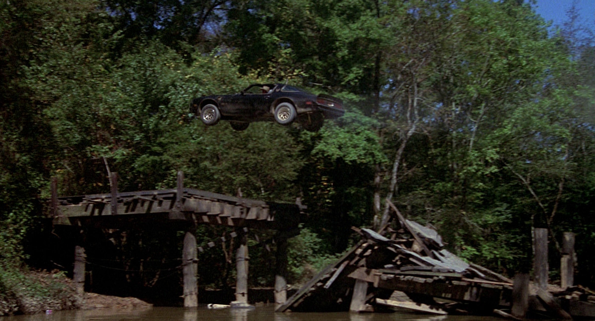 Un automóvil salta sobre un puente en Smokey and the Bandit.