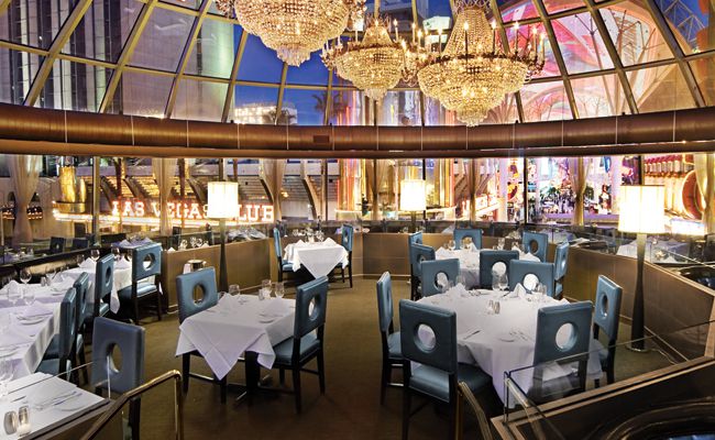 Oscar’s Steakhouse dining room