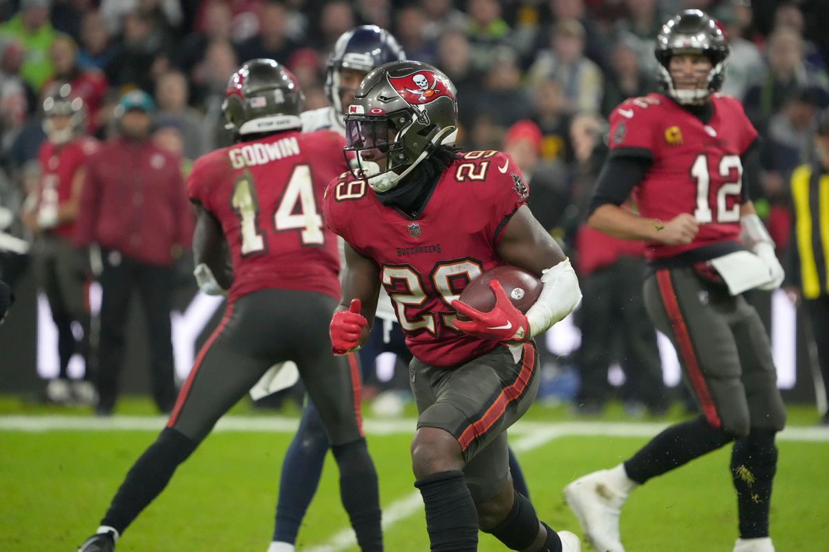 Tampa Bay Buccaneers running back Rachaad White (29) carries the ball in the second half against the Seattle Seahawks during an NFL International Series game at Allianz Arena.