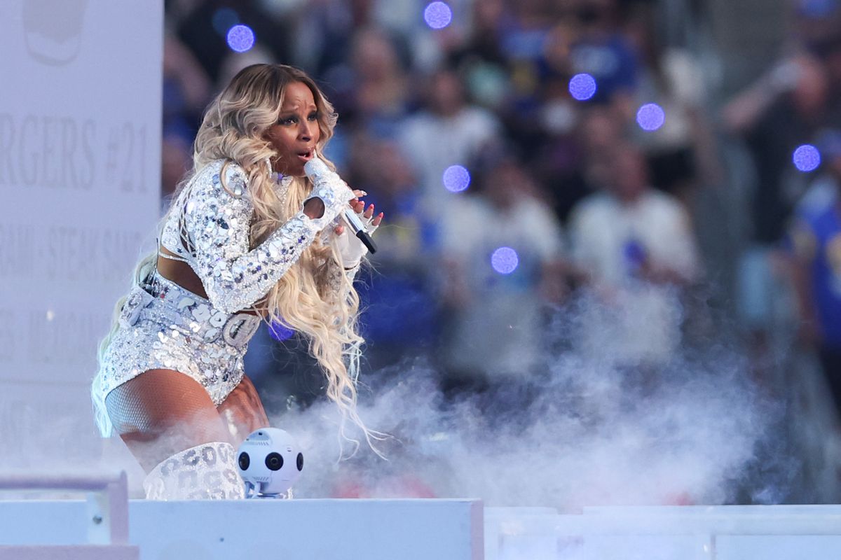 Super Bowl halftime show video: Rewatch halftime show with Snoop Dogg,  Eminem, Mary J. Blige more - DraftKings Network