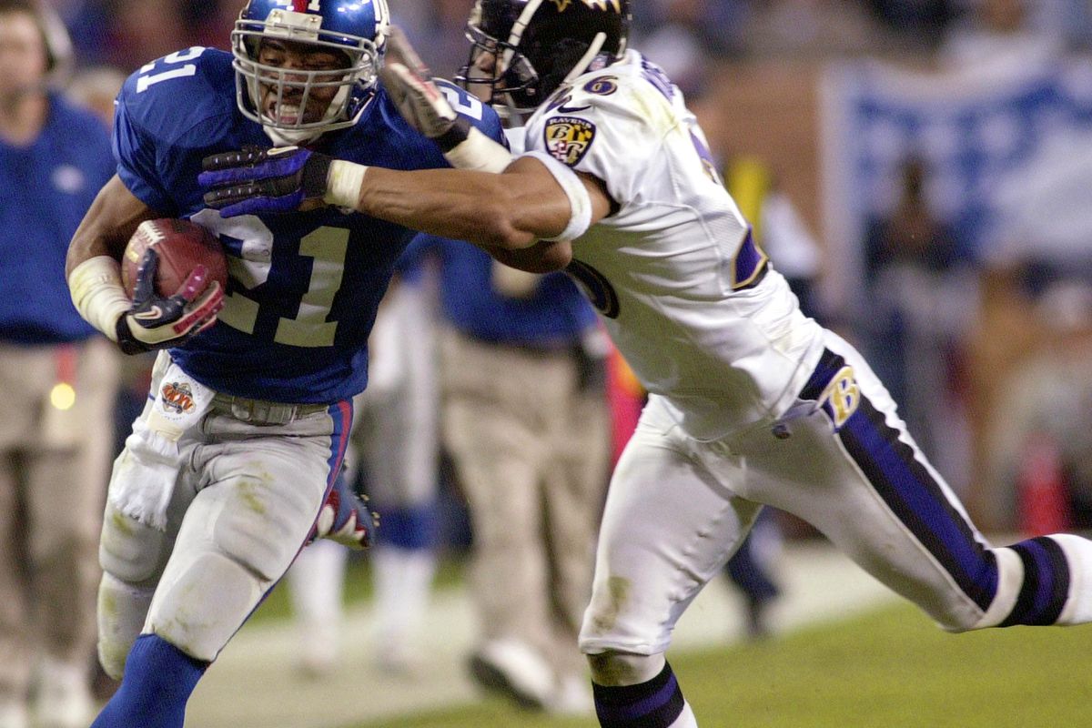 Baltimore Ravens’ Rod Woodson (R) tries to tackle