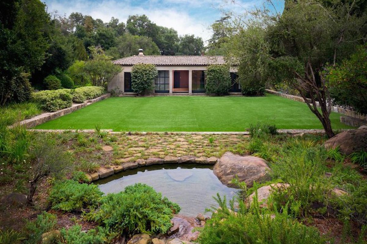 Lockwood de Forest's Roman-style estate with a center courtyard in Santa Barbara, CA asks <a href="http://www.sothebyshomes.com/Santa-Barbara-Real-Estate/sales/0592972">$3.7M</a>—Photo via <a href="http://thespaces.com/2015/10/09/on-the-market-archi