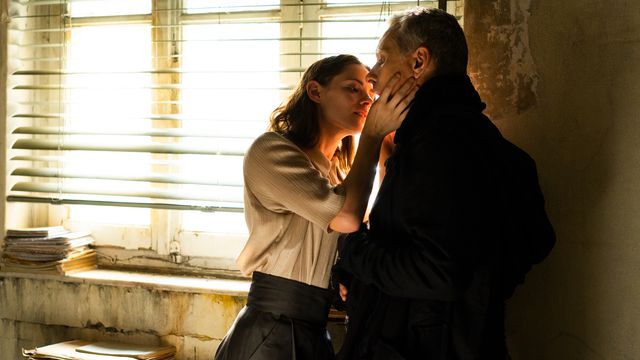 Kristen Stewart and Viggo Mortensen have a moment by a bright window in Crimes of the Future