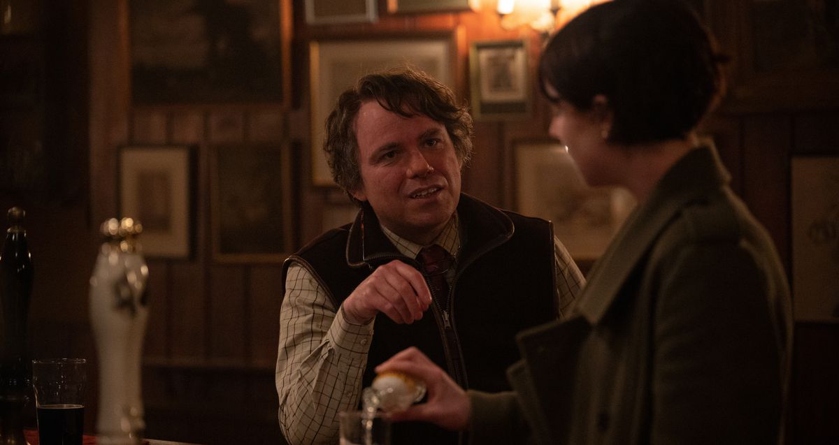 Rory Kinnear chats with Jessie Buckley in a pub in Men