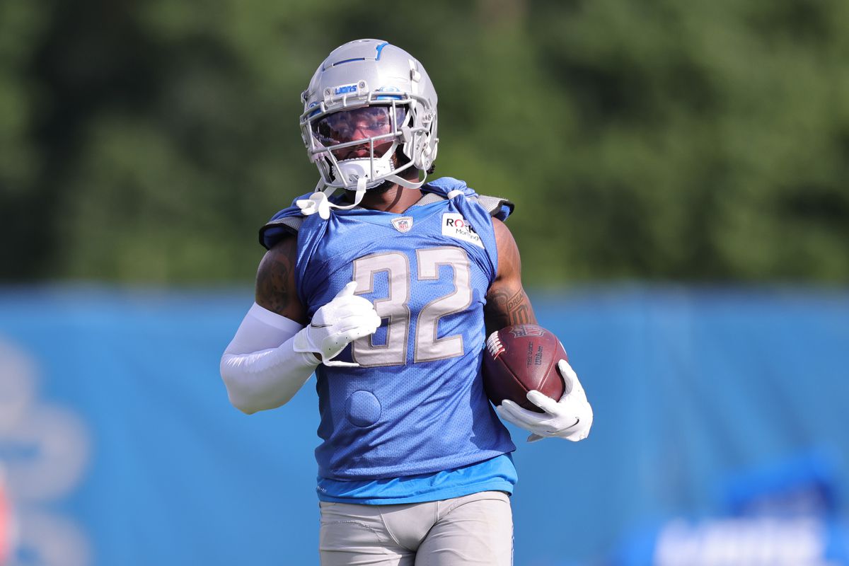 D’Andre Swift #32 of the Detroit Lions runs with the ball during Training Camp on July 30, 2021 in Allen Park, Michigan.