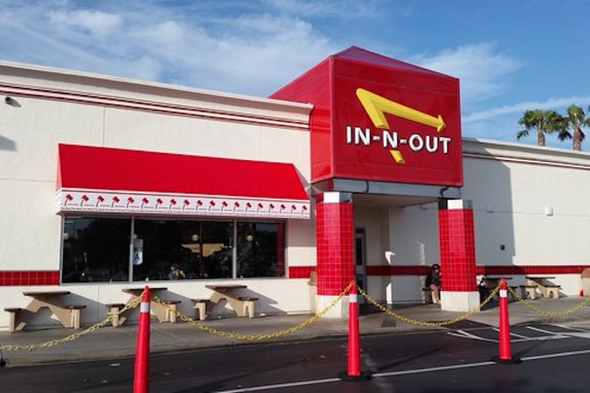 A nondescript In-N-Out location, complete with drive thru.