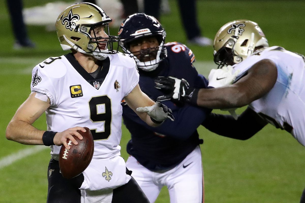 Saints quarterback Drew Brees throws against the Bears on Sunday.