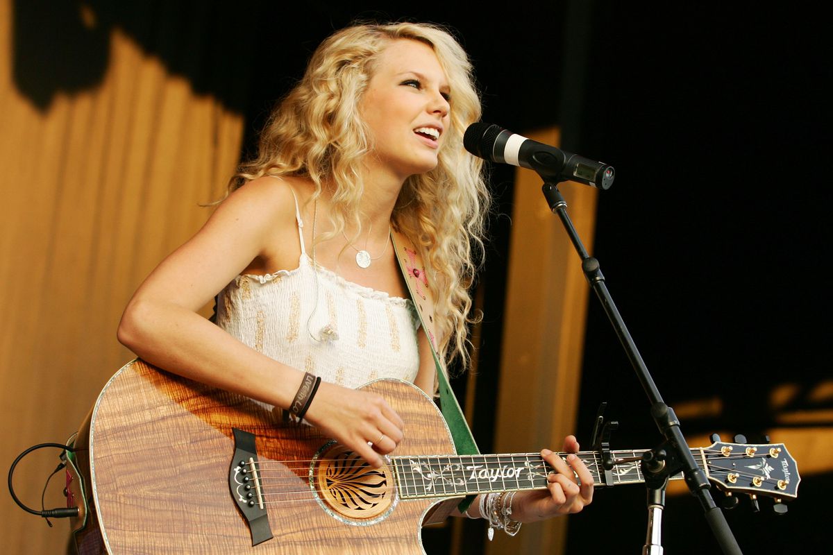 Taylor Swift performs in Kansas City on May 11, 2007