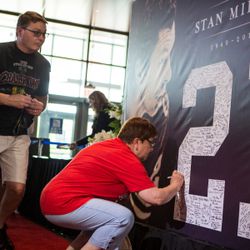 Fans sign a banner at the memorial service. | James Foster/For the Sun-Times