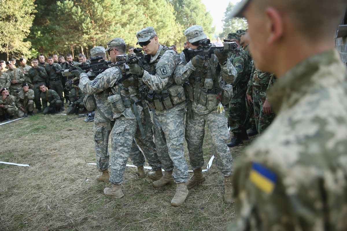 US Army troops demonstrate urban warfare tactics to Ukrainian soldiers.