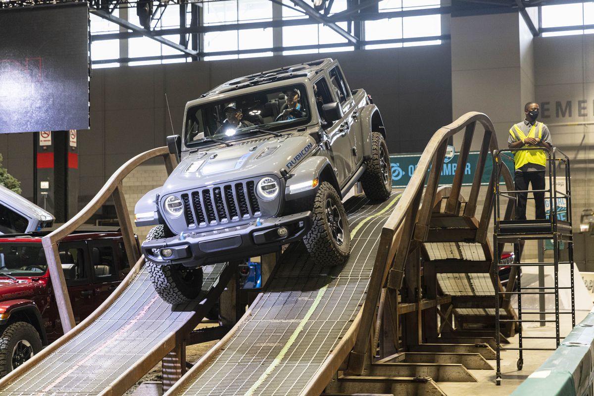 A Jeep Rubicon is driven on a track at the 2021 Chicago Auto Show.
