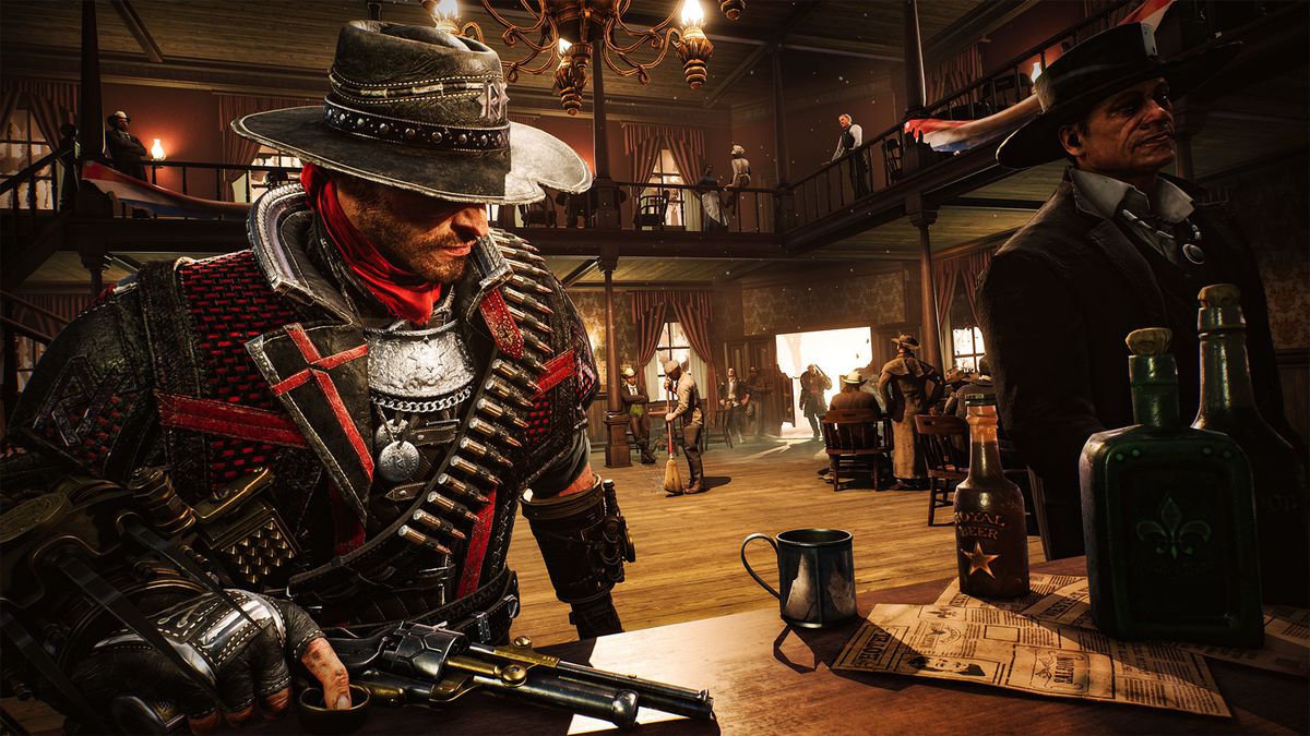 Il cowboy Jesse impugna la pistola e lancia un'occhiata alle sue spalle verso la porta di un saloon a Evil West