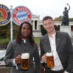 Sanches and Lewandowski cheesing for the camera