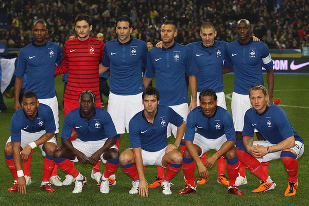 PARIS FRANCE - FEBRUARY 09:  The France team line up for a team photograph prior to the International friendly match between France and Brazil at Stade de France on February 9 2011 in Paris France.  (Photo by Alex Livesey/Getty Images)