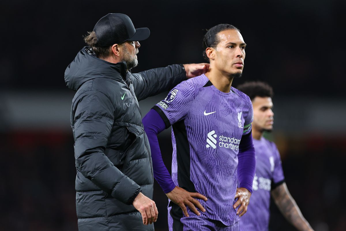 Jürgen Klopp the head coach / manager of Liverpool consoles a dejected Virgil van Dijk of Liverpool during the Premier League match between Arsenal FC and Liverpool FC at Emirates Stadium on February 4, 2024 in London, England.