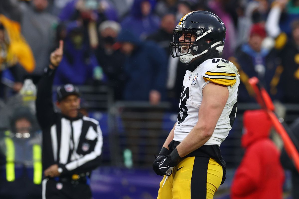 Pat Freiermuth #88 of the Pittsburgh Steelers reacts after a play during the fourth quarter in the game against the Baltimore Ravens at M&amp;T Bank Stadium on January 09, 2022 in Baltimore, Maryland.