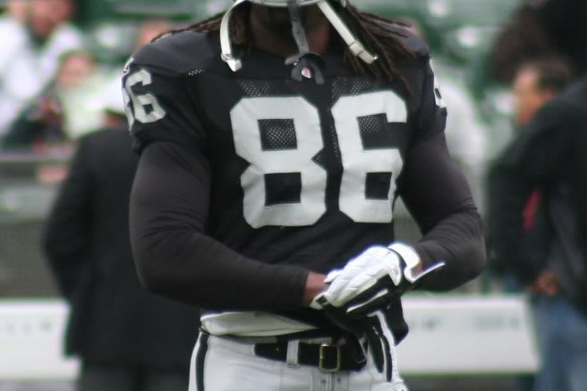 Oakland Raiders tight end David Ausberry before a game at O.co coliseum (photo by Levi Damien)