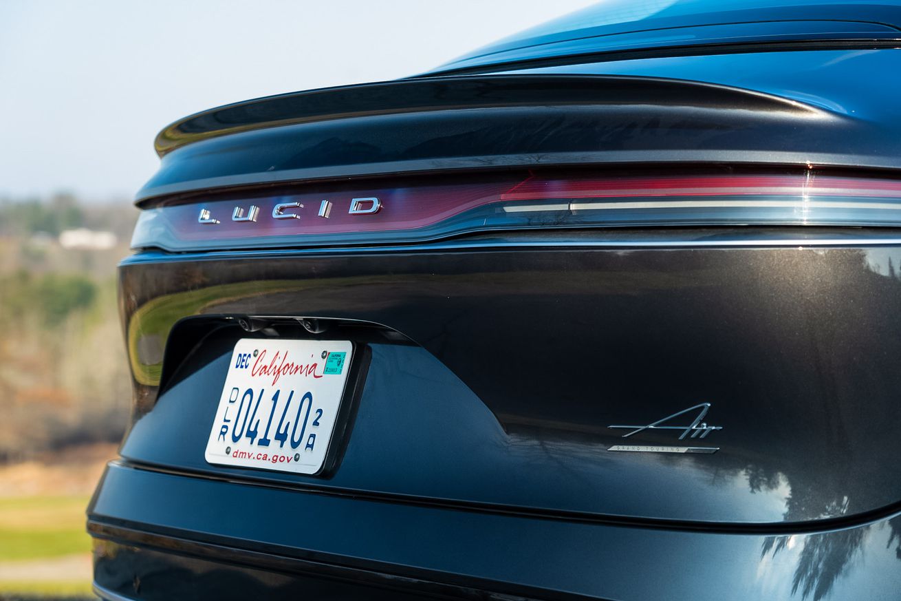 Bir Air sedanın arkasındaki Lucid logosunun fotoğrafı.