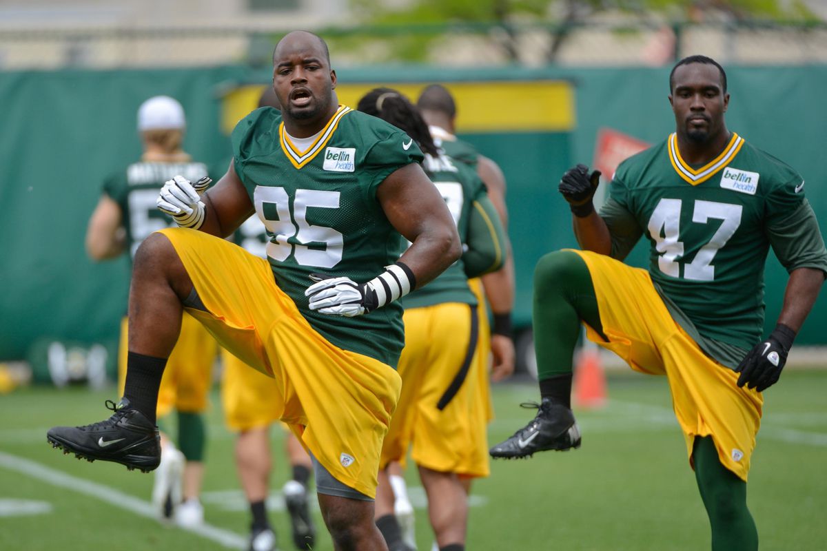 DE Datone Jones and OLB Jarvis Reed work out at OTAs.