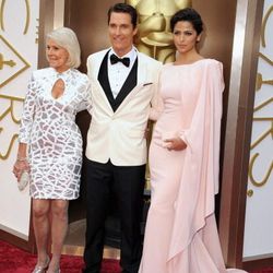 Alright, alright, alright. Matthew McConaughey (in yet another white tux jacket) with his mom and his wife Camila Alves (wearing custom Gabriela Cadena). 