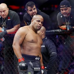 Daniel Cormier gets ready for UFC 230 fight.